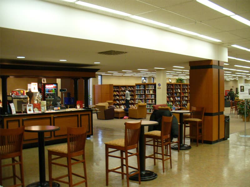 図書館内のコーヒーショップ